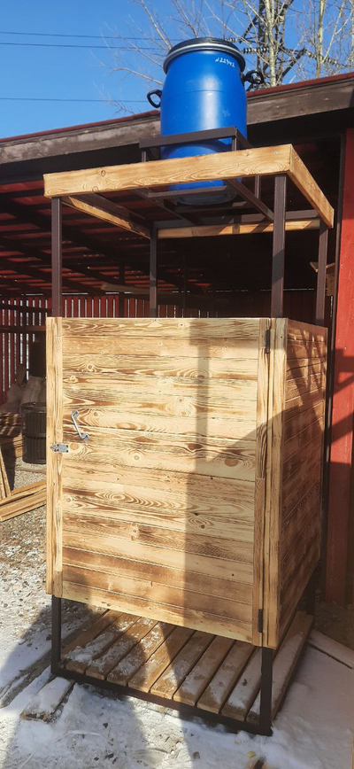 Душевая кабина (из вагонки с обжигом, металлический каркас 20*40, бочка 65л)