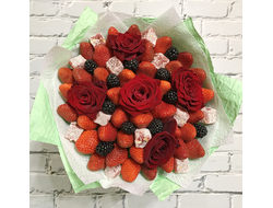 Букет из клубники с розами