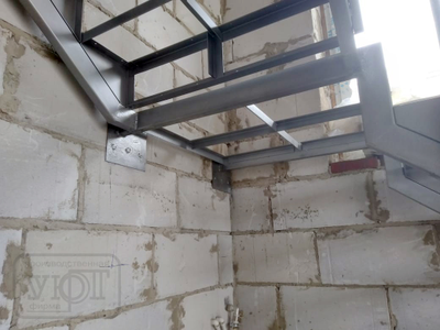 мк №9. металлический каркас лестницы из профильной трубы с ограждением