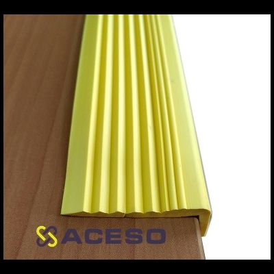 Самоклеящийся угол противоскользящий на ступени в  бухте 12,5 м цена за метр