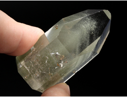 Кварц горный хрусталь с фантомами и хлоритом, кристалл полированный, Бразилия (51*27*22 мм, 44 г) №36858