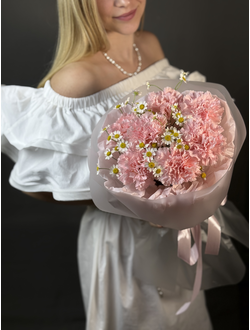 Нежный букет из розовых диантусов и ромашек