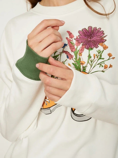 ЖЕНСКИЙ СВИТШОТ БЕЛЫЙ "ЦВЕТОЧНЫЕ КЕДЫ"