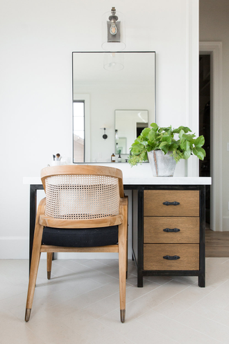 Зеркало прямоугольное в тонкой чёрной раме.