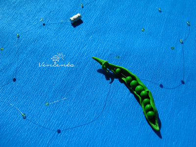 Кулон в виде стручка зелёного горошка - "Сказка о царе горохе"