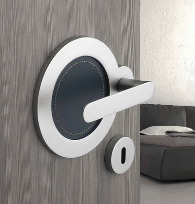 Дверные ручки Morelli Luxury PLANET CSA/NERO Цвет - Матовый хром/вставка черная кожа