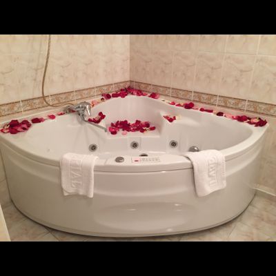 Оформление номера | ванной лепестками роз и цветами № 1494