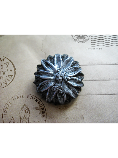 Ночная фея. Брошь в виде цветка в готическом стиле. Миниатюра из полимерной глины