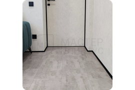 Практичное решение: установка гибкого черного плинтуса Dollken WLK 20 для создания удобного интерьера.