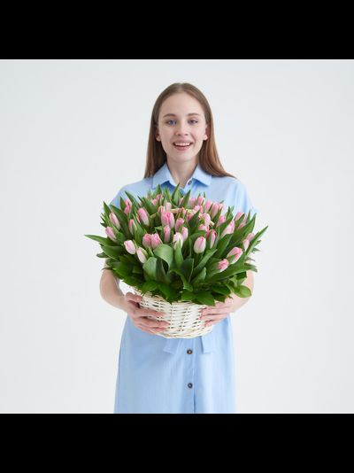 51 тюльпан в корзине