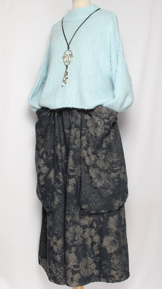 БРЮКИ-ЮБКА джинс-гобелен "КРЕАТИВНЫЕ КАРМАНЫ" крупные цветы синии, черные р.46-54