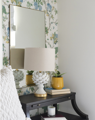 Настольная лампа основание в виде артишока и абажуром из льна.