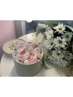 Букет из хризантем с коробочкой конфет для Мамы.