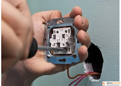 Замена выключателя света в квартире в Москве ИВАНМАСТЕР