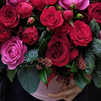 Зимний букет из красных роз, пионовидных роз мисти баблз, скимми и амариллиса в шляпной коробке