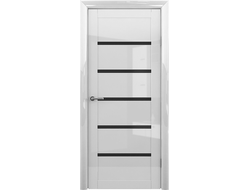 Белая глянцевая дверь с черными стеклами