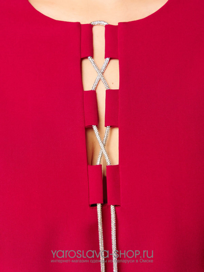 Платье полуприлегающего силуэта, с фигурным вырезом в красном цвете