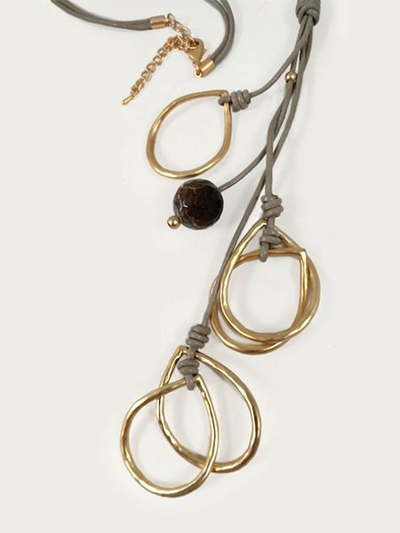 (АРТИКУЛ: 5424) КОЛЬЕ ЖЕНСКОЕ, ДЛИННОЕ, КОЖАНЫЙ СЕРЫЙ ШНУРОК, ЗОЛОТИСТЫЕ ПОДВЕСКИ, СЕРО-СИРЕНЕВАЯ БУСИНА С ОГРАНКОЙ