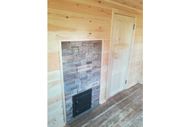 Установлена межкомнатная деревянная дверь