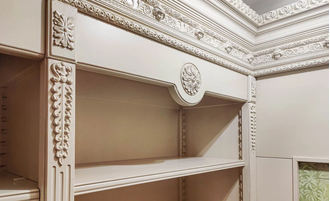 Встроенная резная гардеробная комната белая.