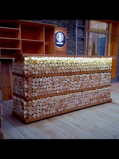 барная стойка из спилов дерева