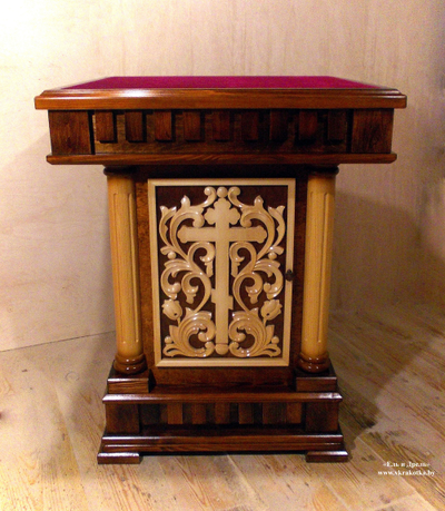 Жертвенник с резьбой по дереву