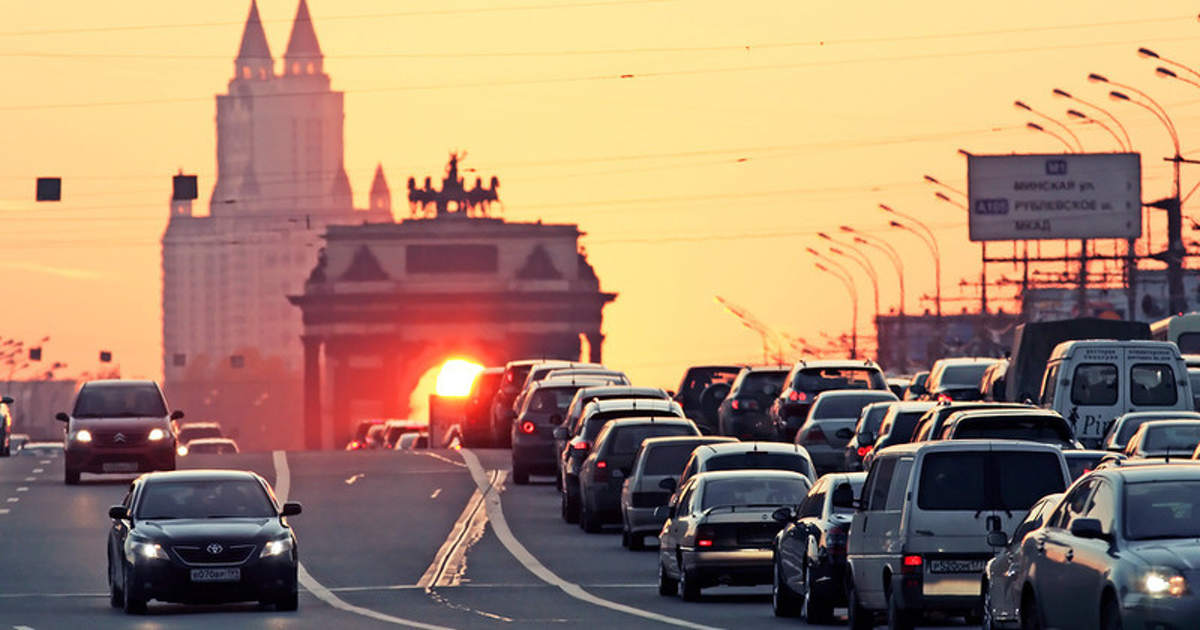 Дороги Москвы. Поток машин. Пробки в Москве. Город движение машин.