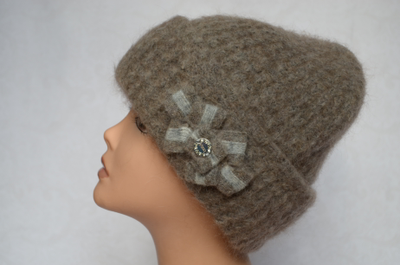 Бежевая шапка с отворотом и бантом Vizio Италия 6546