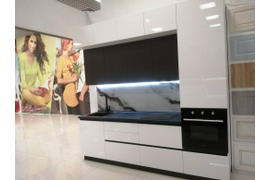 Кухня индиго с антресолями