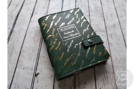 Кожаный именной ежедневник из темно-зеленой телячьей кожи с золотым и серебряным тиснением на обложке.