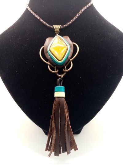 Подвеска с янтарем.