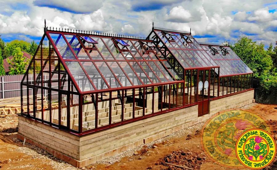 Теплица по индивидуальному заказу размером 4х16 метров. В данной модели установлено украшение на кровлю.В скатах кровли 16 форточек с термоприводами, а так же 6 форточек в вертикальном остеклении