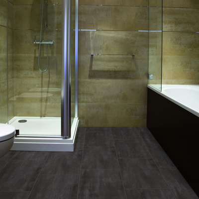Виниловый пол Wineo 400 Stone Hero Stone Gloomy MLD00138 в интерьере ванной