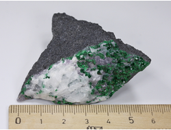 Уваровит кристаллы на породе, Кальцит, Урал (63*40*30 мм, 101 г) №25857