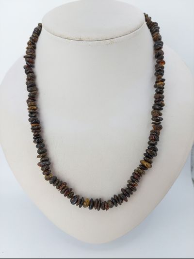 Бусы простые из темно-зеленого янтаря