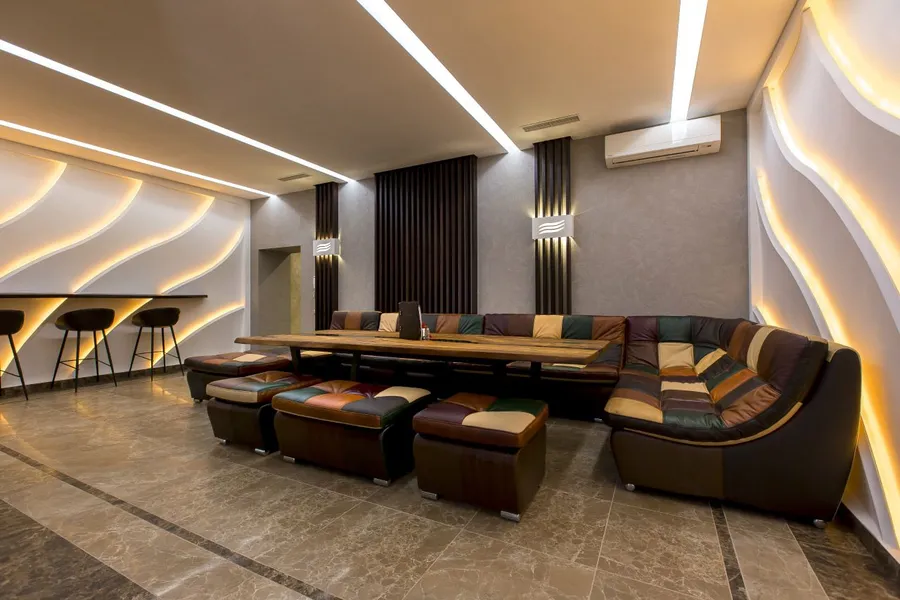 Панели видно прямо из бассейна. Они установлены на две противоположных стены.