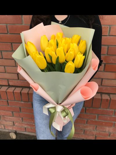 19 желтых тюльпанов