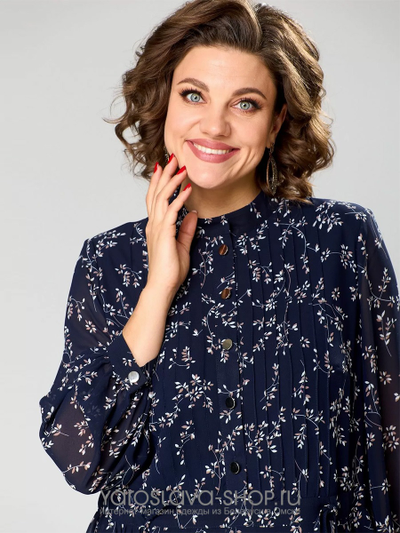 Женское шифоновое платье с цветочным принтом на синем фоне