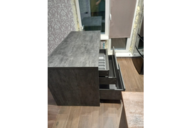 Кухня бетон и графит с антресолями