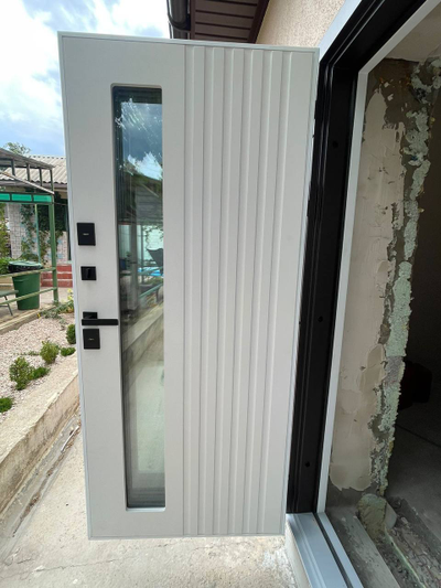 960*2050, ПРАВОЕ ОТКРЫВАНИЕ. ТЕРМОРАЗРЫВ. КРОНОС МУАР Ral 8019 (КОРИЧНЕВЫЙ) - СОФТ БЕЛЫЙ СНЕГ/ СТЕКЛОПАКЕТ.