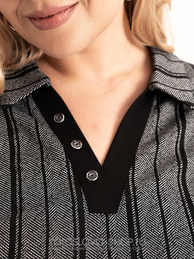 Женский трикотажный костюм с джемпером в полоску и юбкой черного цвета