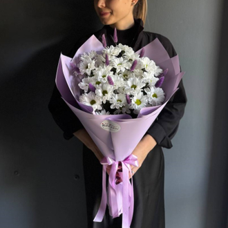БУКЕТ ИЗ 5 ПЫШНЫХ КУСТОВЫХ ХРИЗАНТЕМ С ДОБАВЛЕНИЕМ ЛАГУРУСА В СИРЕНЕВЫХ ОТТЕНКАХ - (АРТ. М45)