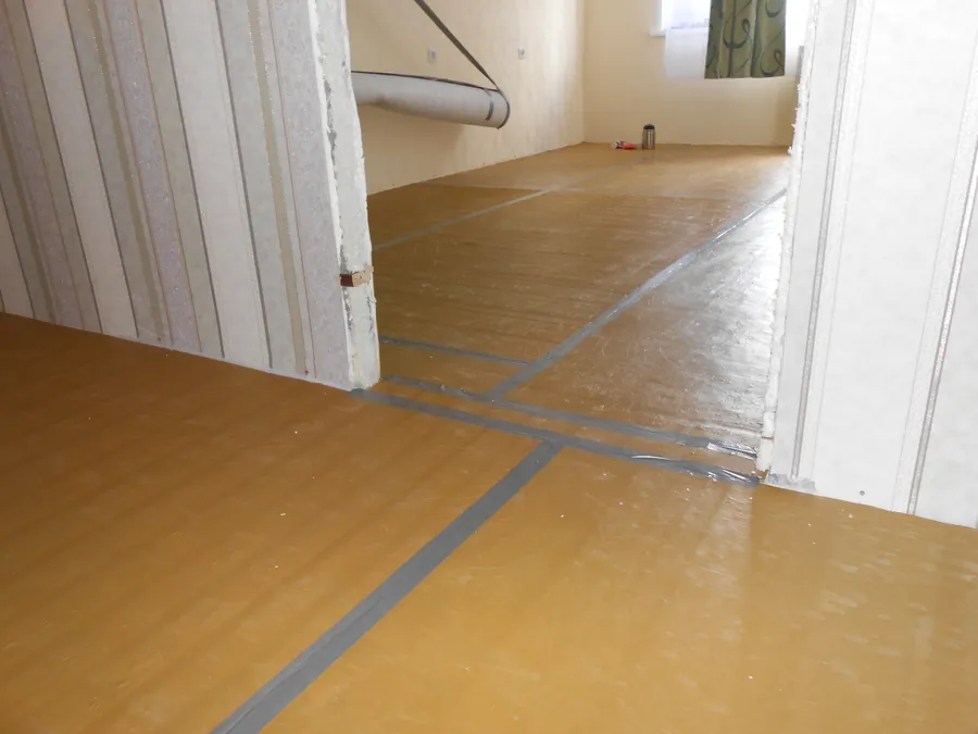 Мембрана укладывается "стык-встык" и проклеивается армированным скотчем