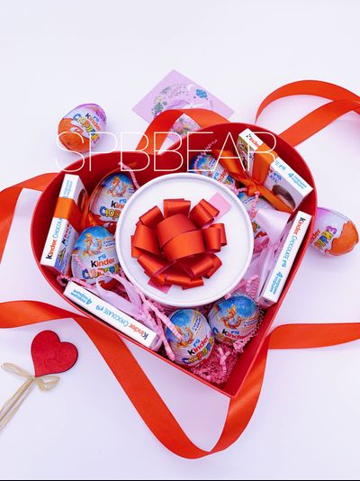 Подарочная коробка Киндер сюрприз и Рафаэлло средняя