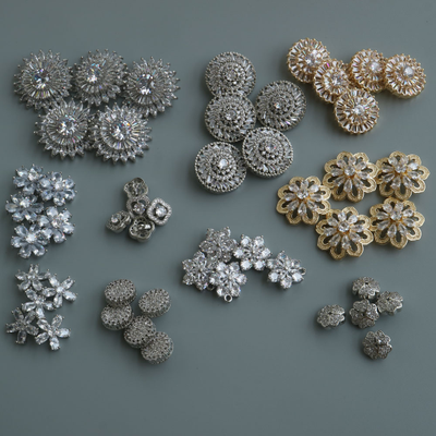 ЭКСКЛЮЗИВНЫЕ ПУГОВИЦЫ МЕТАЛЛИЧЕСКИЕ С ЦИРКОНАМИ, 25.2 мм. 30 шт. РК-00094. Цвет: Серебристый