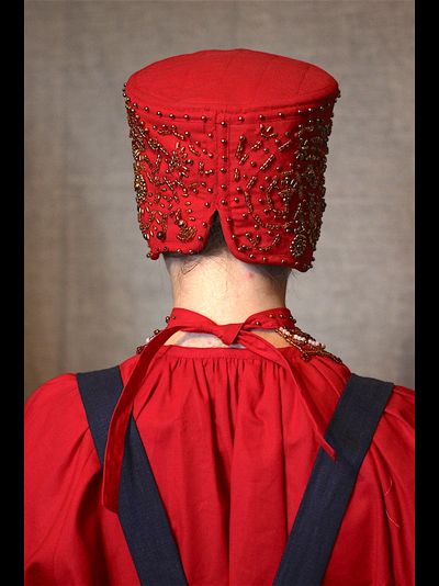 Русский народный женский головной убор "Повойник красный".