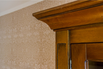 Письменный стол с высокой надстройкой с полками и ящиками.