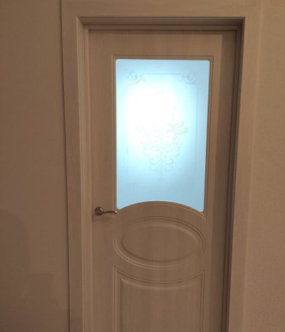 МОДЕЛЬ КАТЕРИНА-1. ДУБ БЕЖЕВЫЙ КРЕМ/ СТЕКЛО ХУДОЖЕСТВЕННОЕ