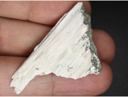 Брусит (немалит), волокнистый брусит, змеевик, коллекционный образец, Россия, КЧР, Урупский район, м-ние. Белые осыпища (44*25*8 мм, 5,4 г) №29661