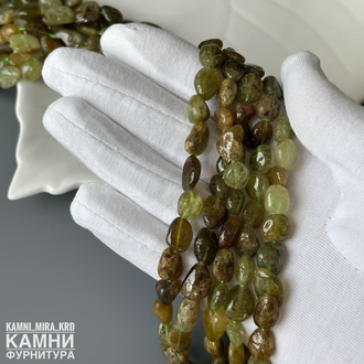 Гранат зеленый гроссуляр галтовка фри-форм 5-7,5х6-11 мм, цена за нить 19 см